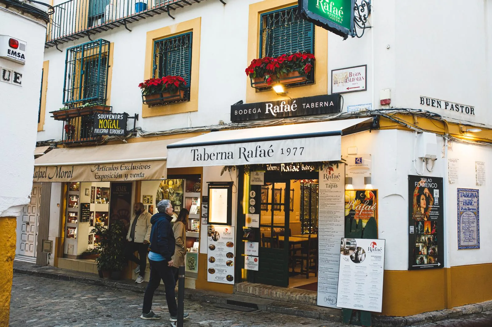 Fachada histórica de Taberna Rafaé en la Judería de Córdoba