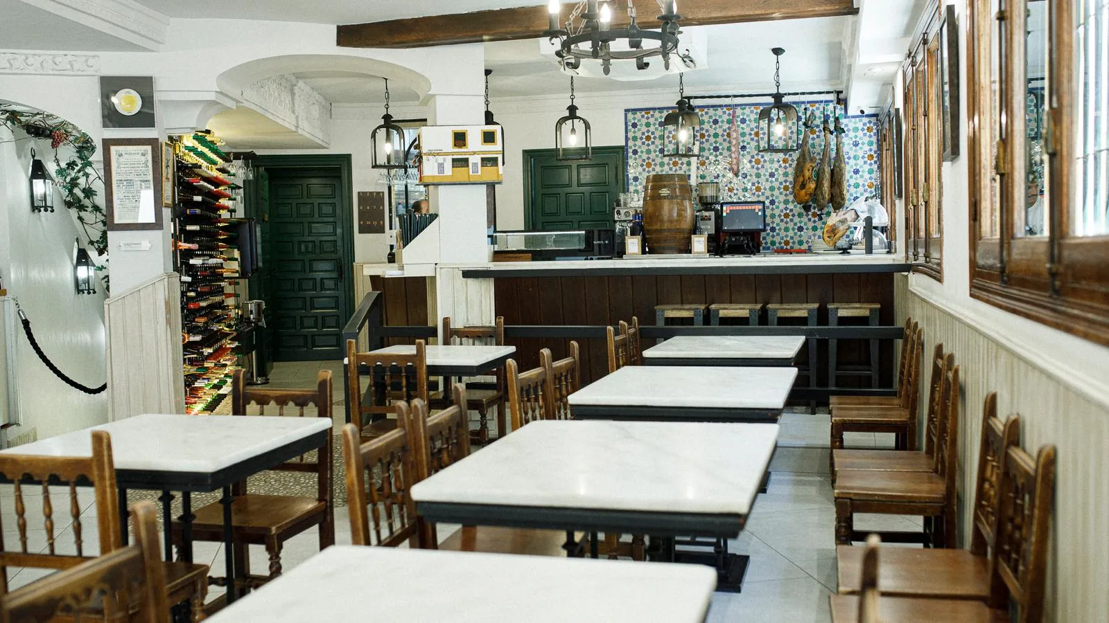 Interior tradicional con azulejos de Taberna Rafaé