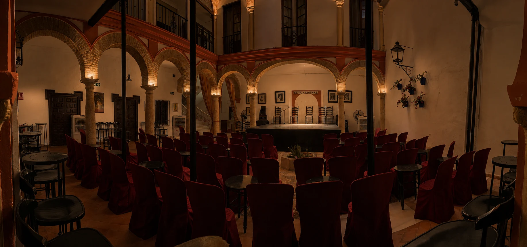 Vista panorámica nocturna del patio señorial del Tablao El Cardenal en Córdoba